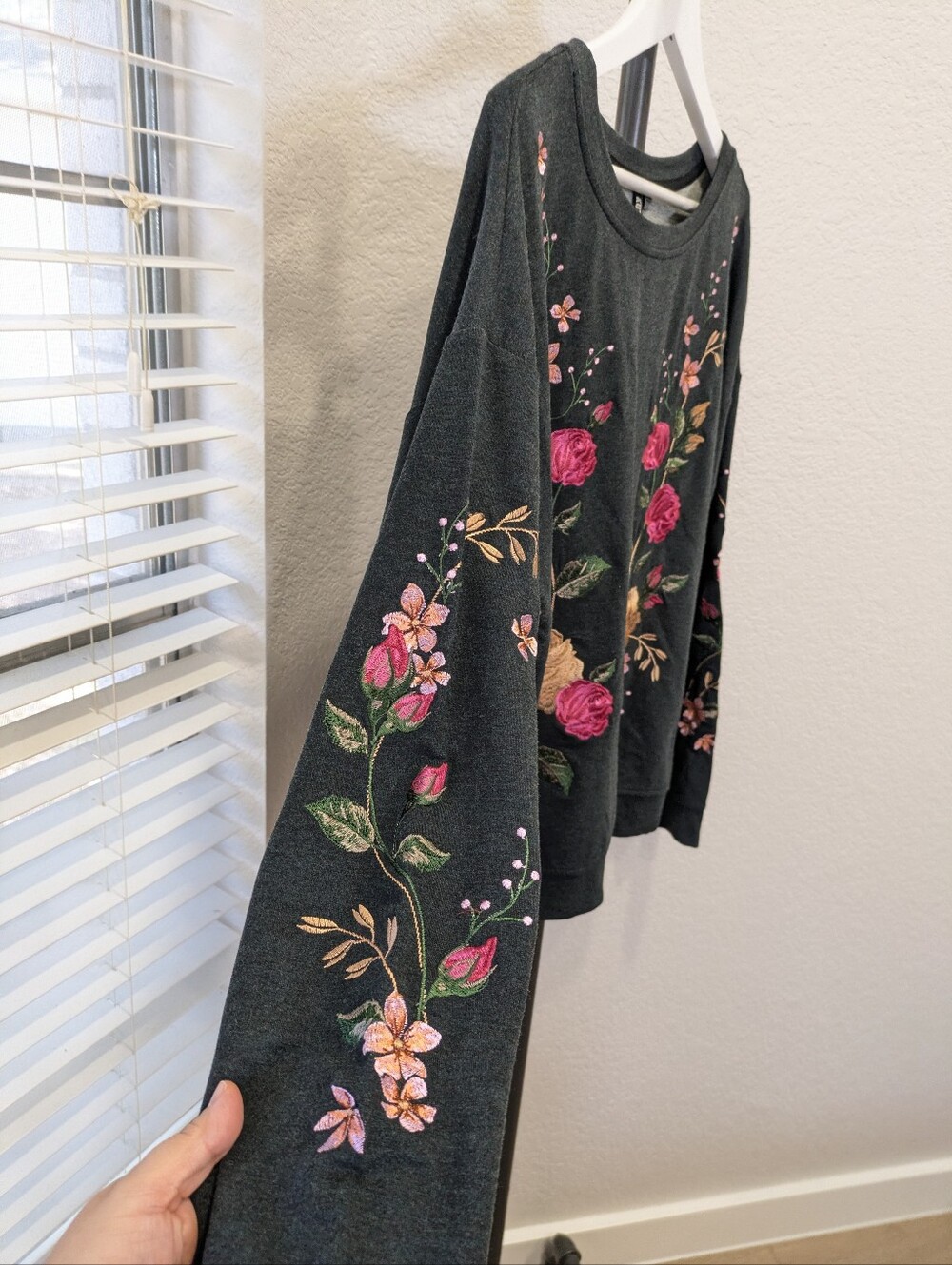 NEW KUT from the Kloth Sweatshirt Large Dark Gray Floral Embroidered Long Sleeve - Picture 4 of 8
